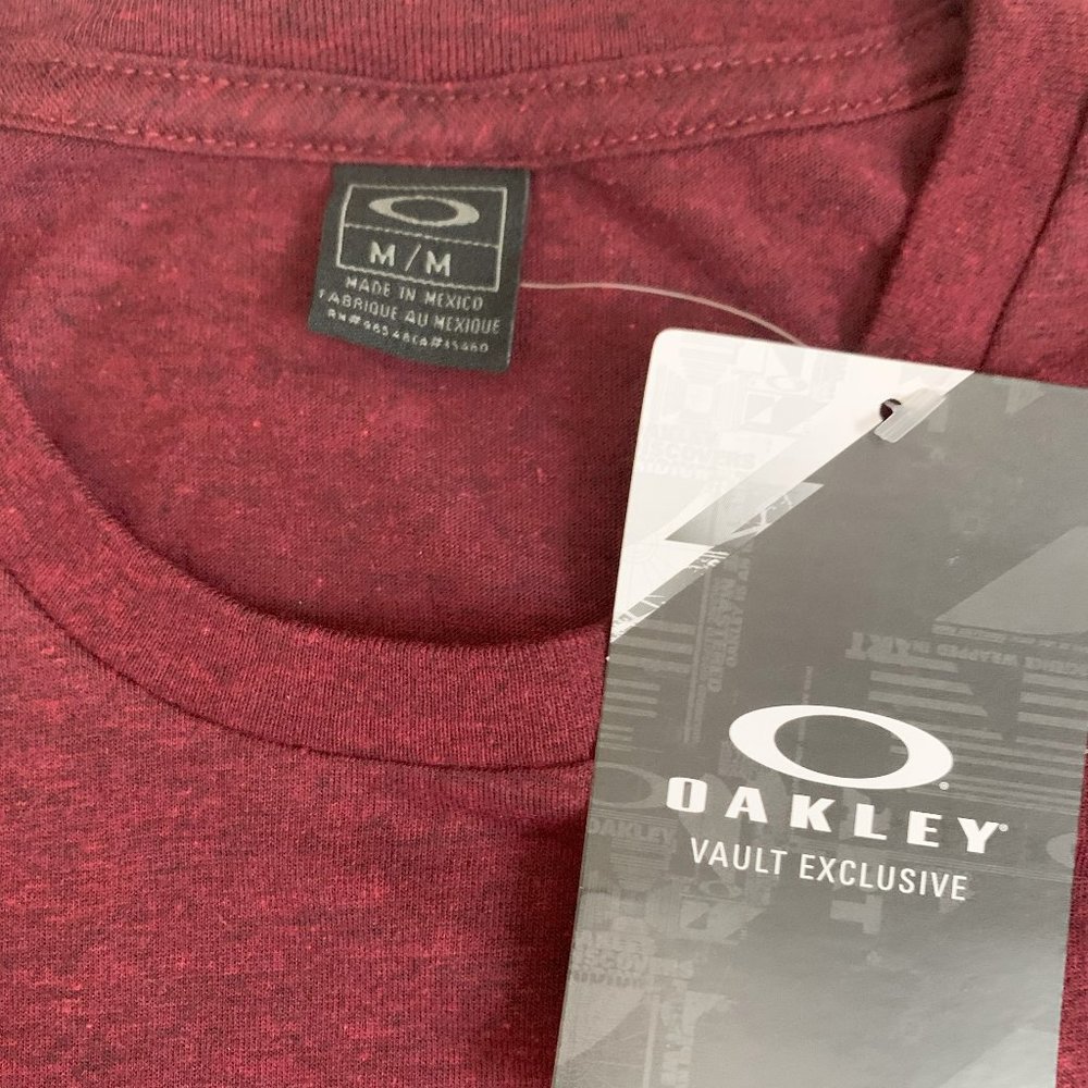 NWT Oakley Men's Size M Regular Fit Long Sleeve Pullover Shirt (Gray - Maroon)
